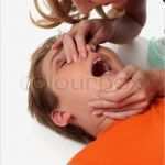 Erste Mail An Eine Frau Vorlage Best Of Eine Frau Bietet Erste Hilfe Lungen Wiederbelebung Zu