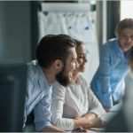 Erste Mail An Eine Frau Vorlage Erstaunlich Eine Frau Tauscht Mit Ihrem Kollegen E Mail Signatur