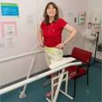 Erste Mail An Eine Frau Vorlage Erstaunlich Frau Eine Erste Anprobe Für Beinprothese Im