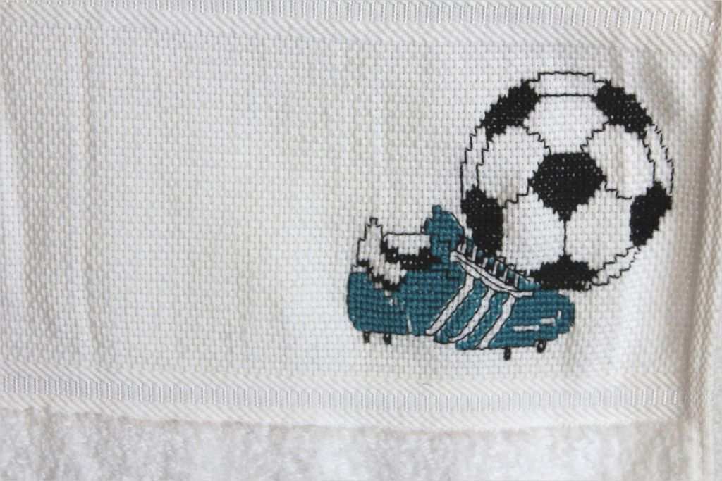 Rico Design Kreuzstich Vorlagen Süß Handtuch Gestickt Im Kreuzstich Mit Fußballmotiv