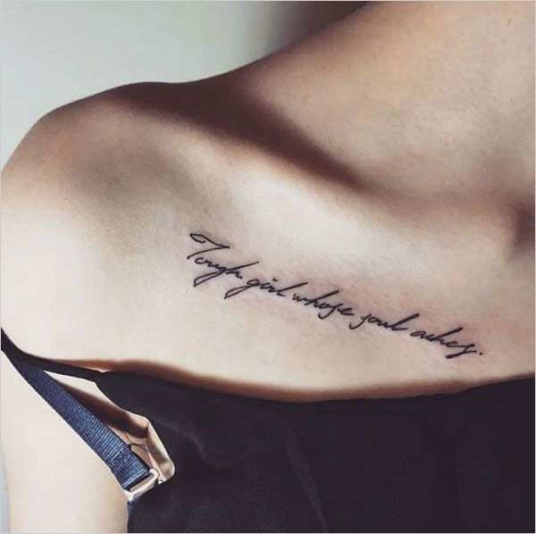 Tattoo Schlüsselbein Vorlagen Süß Tattoo Schriften Kursiver Schriftzug Unter Dem